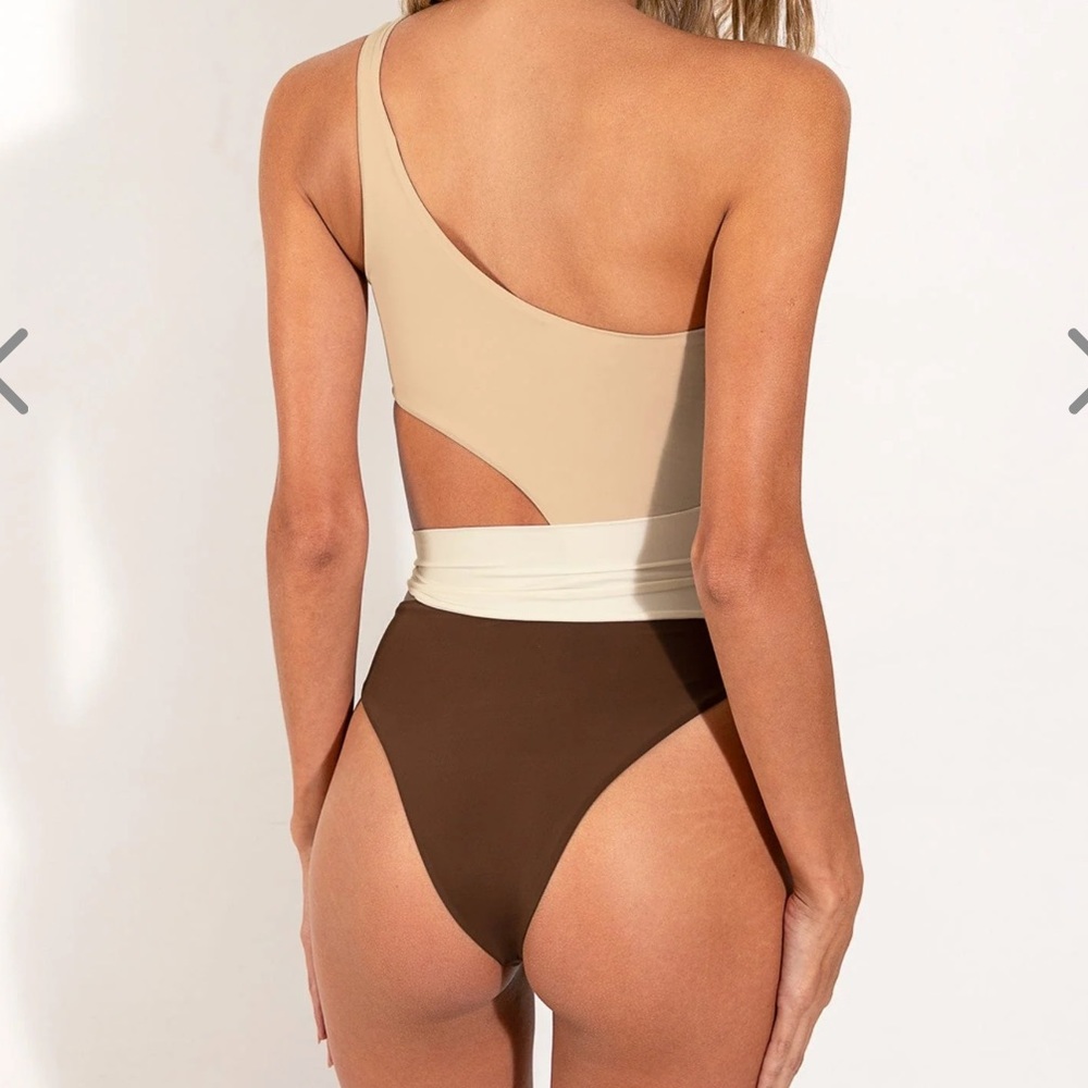 One One Swim Elegant Beige and Brown One-Shoulder Swimsuit New with tags - Picture 2 of 4